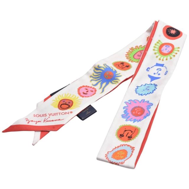這款 LV LOUIS VUITTON 路易威登 M78312 聯名草間彌生雙面圖騰長絲巾，以白色系與紅色系為主色，採用高質絲材製成，展現經典與藝術的完美結合。商品來自義大利製造，原廠包裝盒完整，適合女性佩戴，增添時尚與品味。