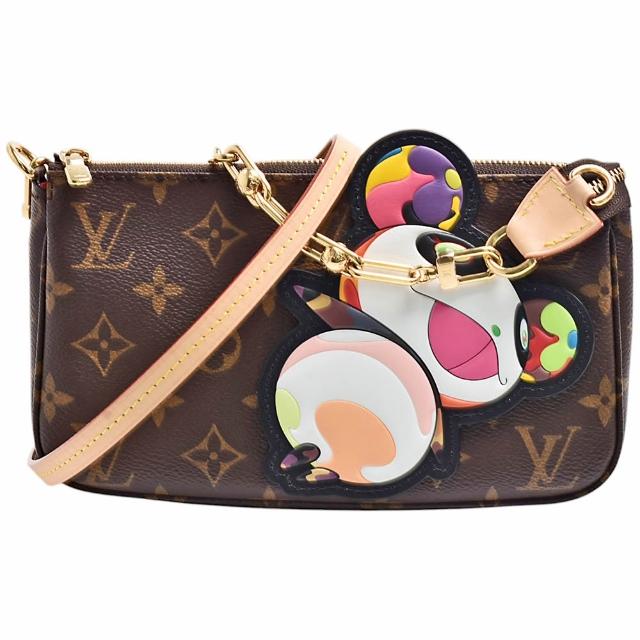LV LOUIS VUITTON路易威登 M13440 村上隆熊貓經典 Pochette 系列 Monogram 帆布手提/肩背腋下包 全新 LOUIS VUITTON 路易威登 M13440 村上隆熊貓經典 Pochette 系列肩揹包,採用咖啡色系 Monogram 帆布與牛皮製成,搭配原廠防塵套、背帶與鍊帶,尺寸為長22cm、寬4cm、高13cm,適合女性日常攜帶,拉鍊式開口,內有1個內袋,不附底珠與可放A4功能,來自義大利製造,歐洲來源。