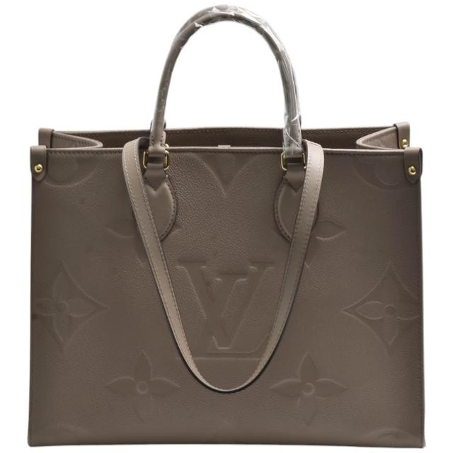 全新 LOUIS VUITTON 路易威登 M45607 經典 ONTHEGO MM Empreinte 牛皮兩用包，卡其色系設計，適合日常出勤與休閒使用。內附原廠防塵套，尺寸為長35cm x 寬15cm x 高26cm，提把高度12cm，肩帶垂至包身26cm，內有3個內袋，無底珠與外袋，法國製造，來自歐洲，適合女性使用。