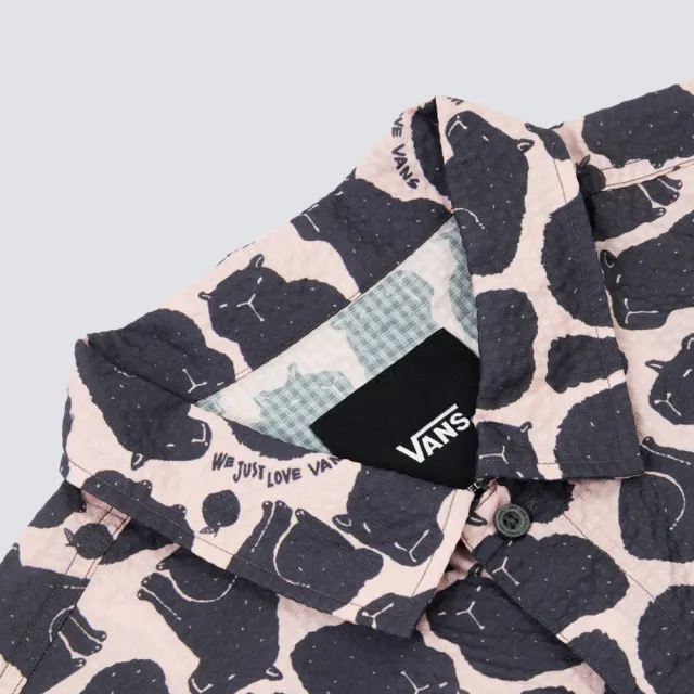 【VANS】官方旗艦 CAPYBARA AOP 粉色短袖襯衫
