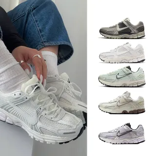 【NIKE 耐吉】運動鞋 慢跑鞋 休閒鞋 V5 W NIKE ZOOM VOMERO 5 女鞋 男鞋 白灰黑藍咖 多款(FQ7079-100&)