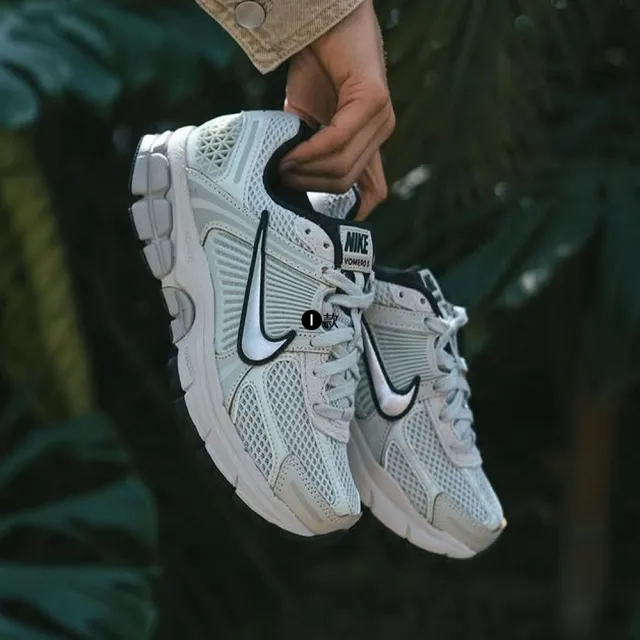 【NIKE 耐吉】運動鞋 慢跑鞋 休閒鞋 V5 W NIKE ZOOM VOMERO 5 女鞋 男鞋 白灰黑藍咖 多款(FQ7079-100&)
