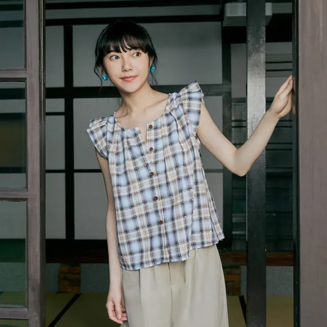 【OB 嚴選】日系格紋流蘇刺繡荷葉袖排釦上衣 《AB20116》