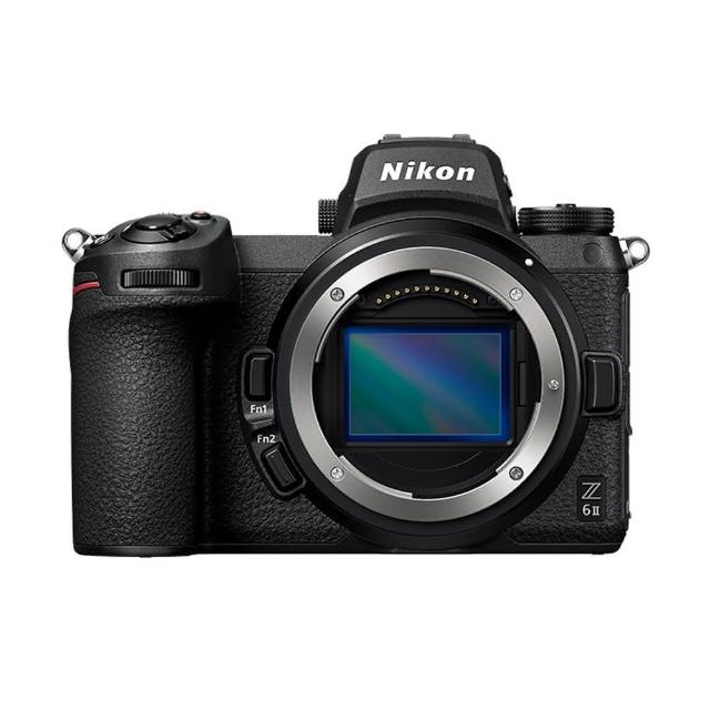 Nikon 尼康 Z6 II 是專業全片幅無反單眼相機，搭載 CMOS 影像感應器與 2450 萬有效畫素，提供高解析度影像與優異低光表現。配備 3.2 吋可觸控後掀式螢幕、ISO 最高 51200、1/8000 秒最快快門速度，以及 100% 視野率視平式電子觀景器。支援 XQD、SD/SDHC/SDXC 儲存媒介，機身尺寸約 134 x 100.5 x 69.5 mm，淨重約 615g。公司貨享 12 個月保固，適合攝影愛好者與專業人士。