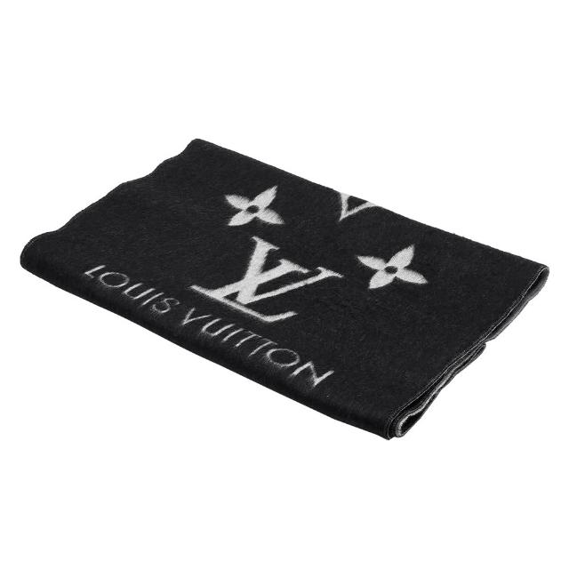 LV LOUIS VUITTON路易威登 M71040 Reykjavi MONOGRAM 暗花圖案圍巾 高質感的LV LOUIS VUITTON路易威登 M71040 Reykjavi MONOGRAM暗花圖案圍巾,採用100% Cashmere材質,柔軟保暖,黑色系設計簡約高雅,搭配原廠提袋,適合歐洲真品的收藏與日常穿搭。