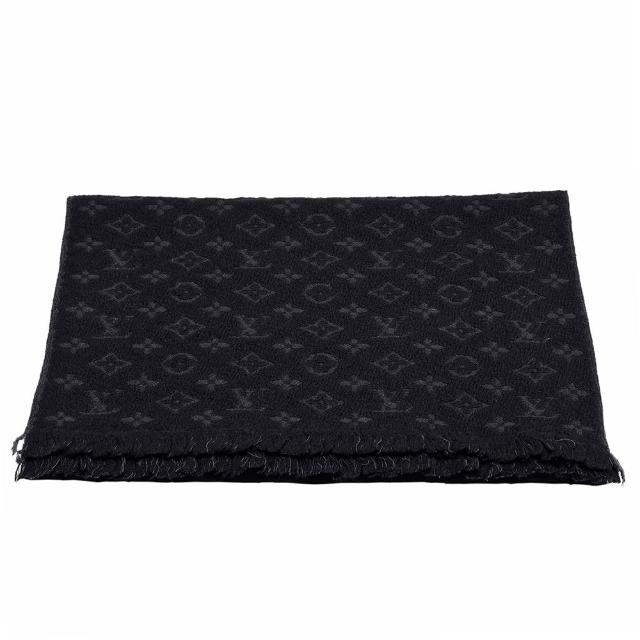 LV LOUIS VUITTON路易威登 M70520 經典 Monogram 織花 CLASSIC 羊毛圍巾/披肩 LV LOUIS VUITTON 路易威登 M70520 經典 Monogram 織花羊毛圍巾/披肩,黑色系設計,100%純羊毛材質,流蘇長度約7cm,適合男女佩戴,歐洲原裝進口,高階時尚配件,完美搭配各式穿搭風格。