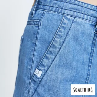【SOMETHING】女裝 NEO FIT綁繩貼袋五分褲(拔洗藍)