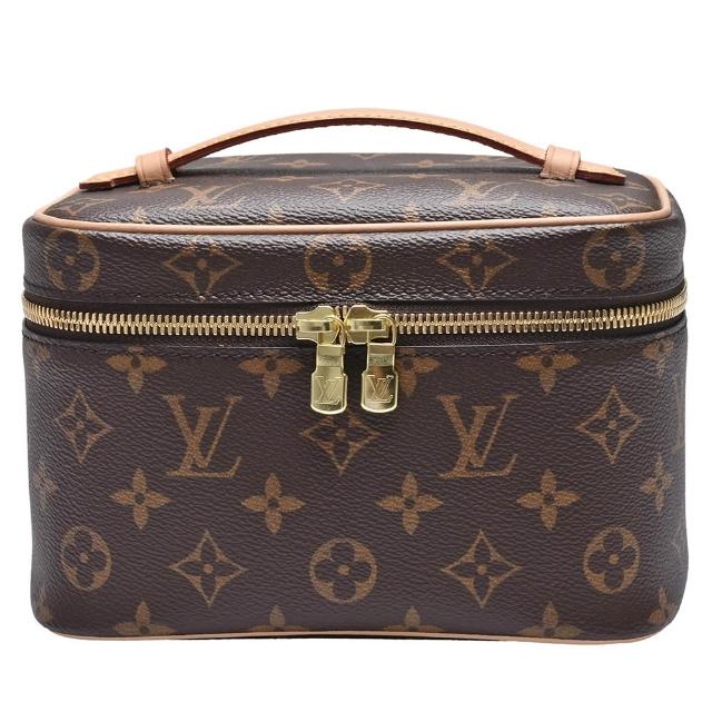 LV LOUIS VUITTON路易威登 M44495 NICE MINI 經典 Monogram 帆布拉鍊化妝箱 LV LOUIS VUITTON 路易威登 M44495 NICE MINI 經典 Monogram 帆布拉鍊化妝箱,採用咖啡色系牛皮與帆布製成,精緻拉鍊式開口,內層為牛皮材質,內設1個內袋,適合日常使用與收納化妝用品,原廠防塵套與包裝盒齊全,來自義大利製造,歐洲來源,女性設計。