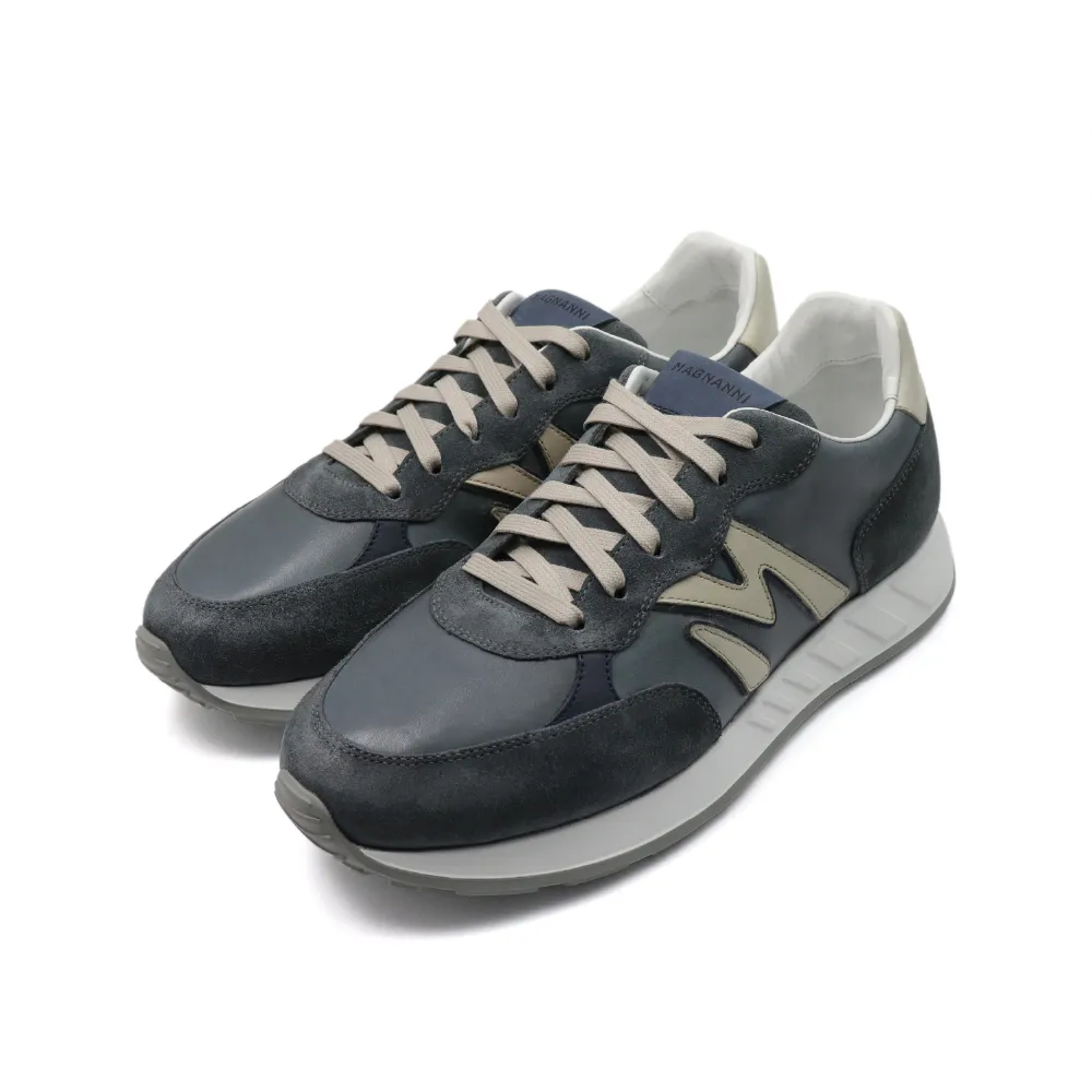 【MAGNANNI】西班牙原廠透氣軟墊拼接造型休閒鞋 灰藍色(26144-LGY)