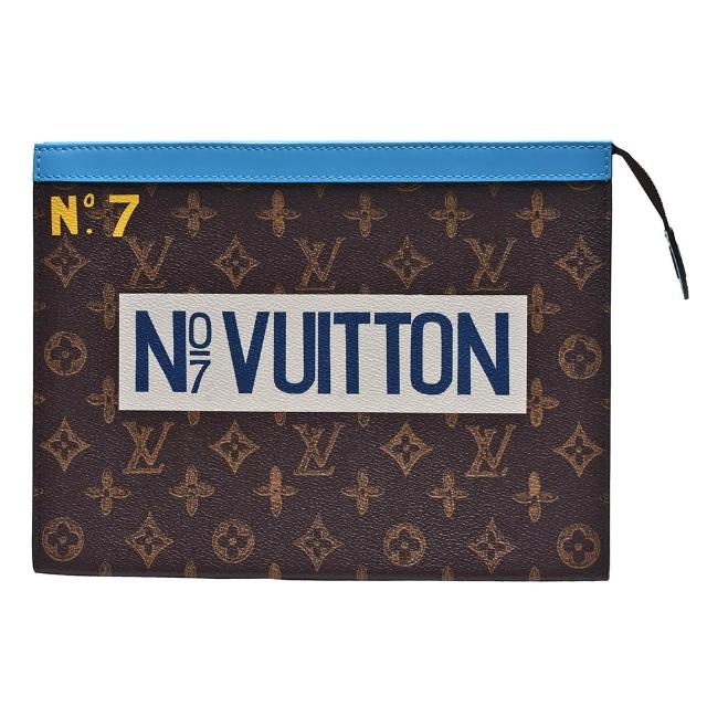LV LOUIS VUITTON 路易威登 M81204 POCHETTE VOYAGE 手拿包，採用經典 Monogram 帆布製成，咖啡色系與藍色系選擇，內裡為牛皮材質，提供6個內部夾層與1個內袋，適合日常攜帶與收藏。商品來自歐洲，產地義大利，為女性設計，拉鍊式開口，輕便實用。