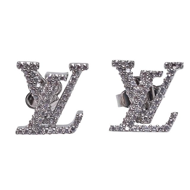 這款LV路易威登M00608針式耳環以經典品牌LOGO為設計靈感，鑲嵌水鑽增添閃耀光芒，採用高品質金屬/合金材質打造，展現優雅與奢華風格，是女性日常與場合配戴的理想首飾。