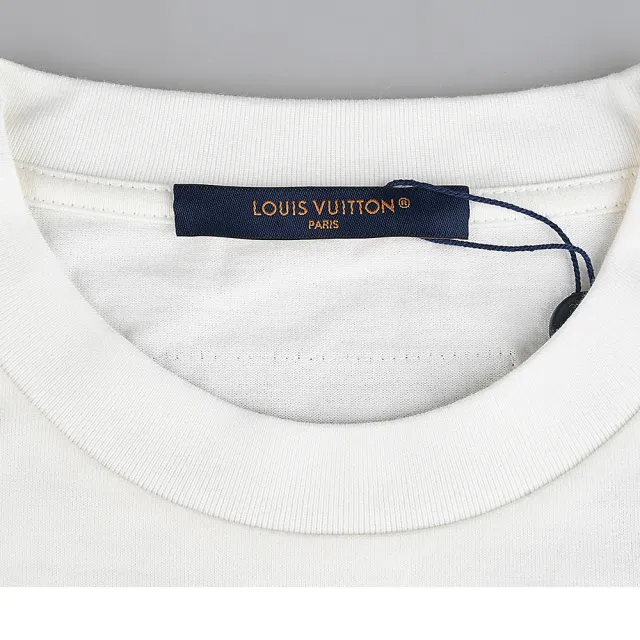 【Louis Vuitton 路易威登】LOUIS VUITTON 壓花LOGO短袖T恤(自然白)