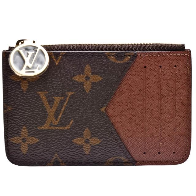 LV LOUIS VUITTON路易威登 M81880 Romy 卡片名片拉鍊零錢包 LV LOUIS VUITTON 路易威登 M81880 Romy 卡片名片拉鍊零錢包,採用經典咖啡色系帆布製成,內層為布面材質,提供4個內夾層,方便收納卡片與名片。商品附原廠防塵袋與包裝盒,來自法國製造,適合女性使用,為日常出街增添時尚感。