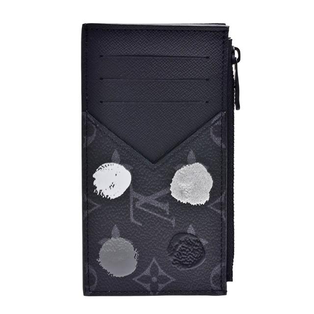 LV LOUIS VUITTON路易威登 M81930 聯名 YK MULTIPLE 系列 Eclipse 帆布草間彌生點點卡片/零錢包 這款 LV LOUIS VUITTON 聯名 YK MULTIPLE 系列 Eclipse 黑色帆布點點零錢包,融合經典路易威登帆布與時尚點點設計,展現獨特風格。採用拉鍊式開口,內設5個夾層,方便收納零錢與卡片,適合女性日常使用。商品來自歐洲,附原廠防塵袋與包裝盒,品質保證。