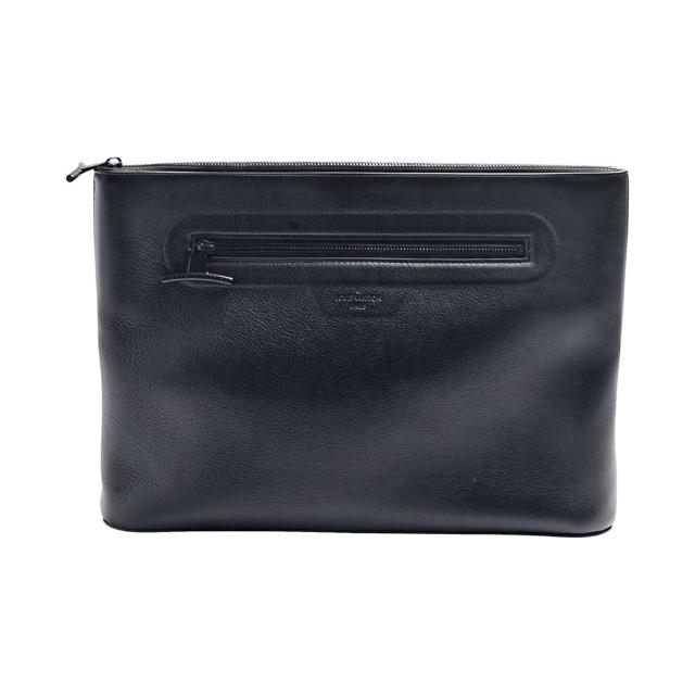 LV LOUIS VUITTON 路易威登 M63478 經典小牛皮拉鍊手拿包，採用高階小牛皮製成，展現優雅與奢華風格。精緻拉鍊設計，輕便實用，適合日常搭配與場合使用。內裡空間充足，可裝卸日常必需品，是時尚女性必備的配件。