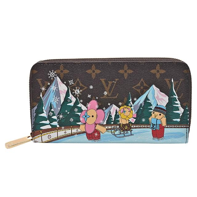 LV LOUIS VUITTON路易威登 M82614 經典吉祥物溜冰歷險圖案 Monogram 帆布拉鍊長夾 全新 LOUIS VUITTON 路易威登 M82614 長夾,採用經典 Monogram 帆布製成,搭配咖啡色系設計,並印有吉祥物溜冰歷險圖案。拉鍊式開口,內附18個夾層與1個內袋,適合日常攜帶與整理。原廠防塵袋與包裝盒齊全,來自法國歐洲直營,適合女性使用。