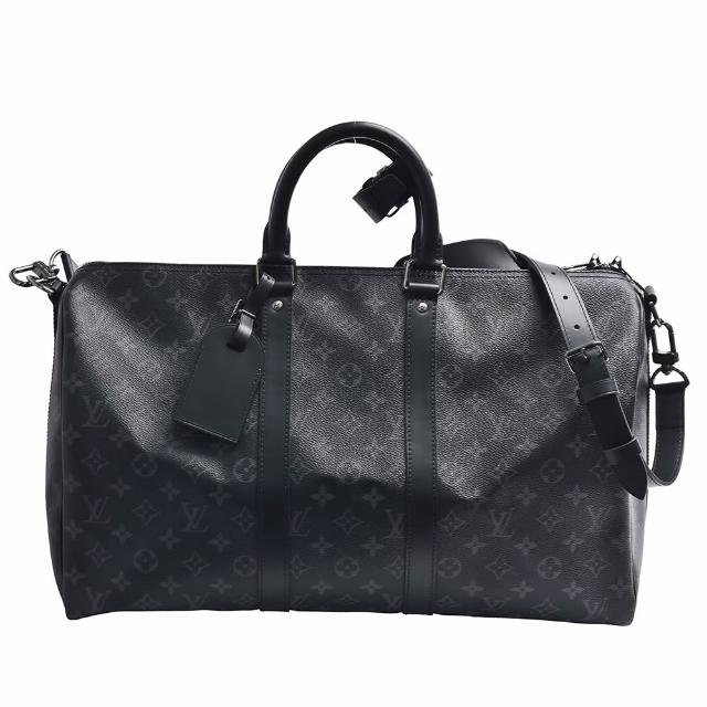 LV LOUIS VUITTON 路易威登 M40569 KEEPALL BANDOULIÈRE 45 系列 Eclipse 黑色帆布旅行袋，採用高質感帆布與牛皮拼接設計，經典斜背手提風格，適合日常與旅行使用。內附1個內袋，拉鍊式開口，方便取放物品。配有原廠防塵套、背帶、鎖頭與鑰匙，背帶全長約97cm，提把高度10cm，尺寸為45x20x27cm，輕便實用。法國製造，來自歐洲，男女皆可使用，是時尚與實用兼具的旅行配件。