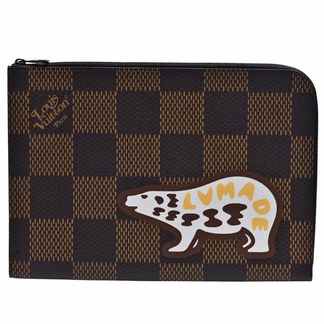 LV LOUIS VUITTON路易威登 N60390 NIGO 限量聯名 POCHETTE JOUR GM Damier 帆布北極熊印花手拿包 LOUIS VUITTON路易威登與NIGO限量聯名設計的POCHETTE JOUR GM手拿包,採用Damier帆布與北極熊印花,呈現獨特風格。咖啡色系外層搭配牛皮與帆布材質,內層為布面設計,附原廠防塵套。尺寸為35x25cm,適合日常攜帶,內有1個內袋,無外部夾層與底珠,不支援A4尺寸。來自法國製造,歐洲來源,男女皆可使用。
