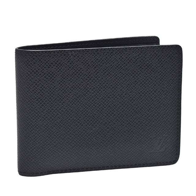 高階時尚品牌 LOUIS VUITTON 路易威登 推出的 M30531 經典 Taiga 皮革 MULTIPLE 摺疊短夾，黑色系設計簡約大方，外層與內層皆為高質感牛皮，搭配原廠包裝盒與防塵套，輕便實用，適合女性日常攜帶。掀開式開口設計，內有 9 個夾層，方便分類存放物品，是優雅與實用兼具的精品配件。