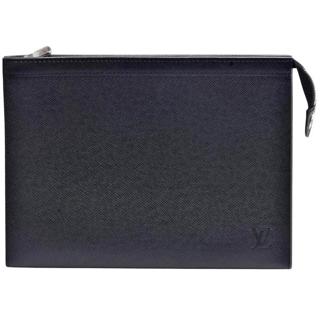 全新未使用的 LOUIS VUITTON 路易威登 M30547 Pochette Voyage MM 系列 TAIGA 黑色牛皮拉鍊手拿包，外層與內層均為高質感牛皮材質，配有原廠防塵套。尺寸為長27cm、寬6cm、高21cm，適合日常攜帶，內部有6個夾層與1個內袋，精緻時尚，適合男性使用。