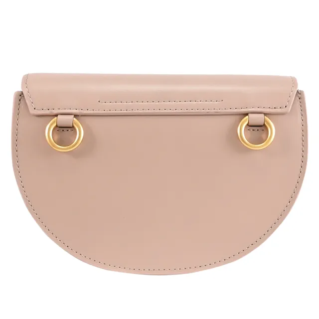 【Chloe’ 蔻依】MINI FLAP 金屬LOGO小牛皮寬背帶馬鞍包斜背包(淺褐)
