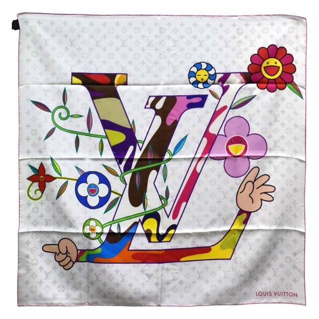 LV LOUIS VUITTON路易威登 M96097 MURAKAMI 村上隆聯名款花卉 LOGO 白彩絲巾 這款 LV LOUIS VUITTON 路易威登 M96097 村上隆聯名款花卉 LOGO 白彩絲巾,以獨特的花卉圖案與經典 LV LOGO 結合,展現高雅與時尚的完美融合。採用高品質絲材製成,觸感柔滑,適合搭配各式服飾,增添優雅氣質。全新商品,來自義大利製造,歐洲來源,附原廠包裝盒,是收藏與日常配飾的首選。