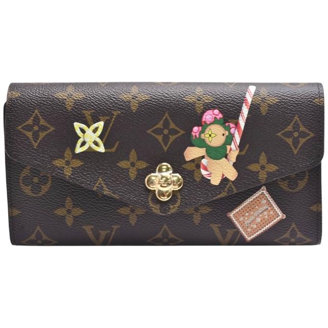 全新 LOUIS VUITTON 路易威登 M12207 經典 Candy Factory Sarah 系列 Monogram 帆布暗釦長夾，採用高品質帆布與牛皮內裡，咖啡色系與紅色系雙色選擇，設計簡約大方，適合女性日常使用。附原廠包裝盒與防塵袋，尺寸為 19 x 10 x 3 公分，內部有 15 個夾層，提供充足的收納空間。來自法國歐洲原廠，是時尚與實用兼具的經典選擇。
