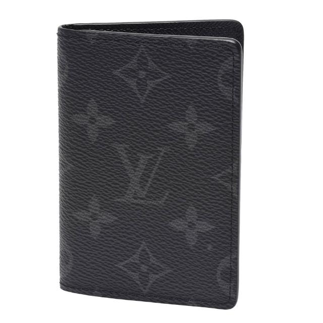 LV LOUIS VUITTON路易威登 M61696 Monogram Macassar 帆布多功能折疊名片夾 高階時尚品牌LOUIS VUITTON路易威登推出的M61696 Monogram Macassar帆布名片夾,黑色系設計簡約大方,外層為高品質帆布,內層採用牛皮材質,提升整體質感與使用舒適度。採用掀開式開口方式,內建8個夾層,方便分類存放檔案與名片,並附原廠防塵套與品控卡,確保商品為正品。來自歐洲原裝進口,適合男性日常商務使用。