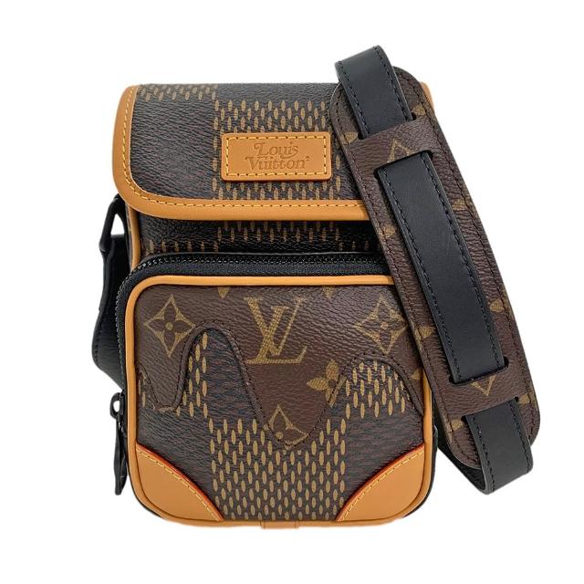 LV LOUIS VUITTON路易威登 N40357 經典 NANO AMAZONE 系列 Nigo 聯名款帆布斜背包 LV LOUIS VUITTON N40357 經典 NANO AMAZONE 系列 Nigo 聯名款帆布斜揹包,咖啡色系設計,外層為帆布與牛皮材質,內層為布面,配備原廠防塵套、說明書與包裝盒。尺寸為長12.5cm、寬9cm、高18cm,背帶全長約126cm(可調整),適合男女使用,掀開式開口,無外部與內部夾層,不適合放置A4檔案。產地為義大利,商品來自歐洲。