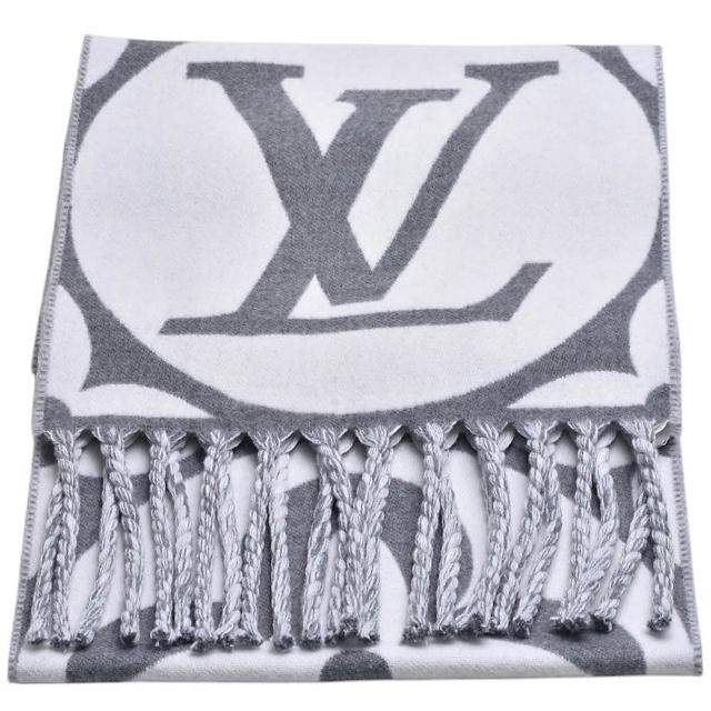 全新 LOUIS VUITTON 路易威登 M92857 Medallion 系列 Monogram 織花羊毛流蘇圍巾，灰色系設計，優雅時尚。採用高品質羊毛製成，觸感柔滑，保暖性佳。來自義大利製造，歐洲來源，參考尺寸為全長約235cm x 寬30cm，適合女性日常搭配，展現高階時尚風格。