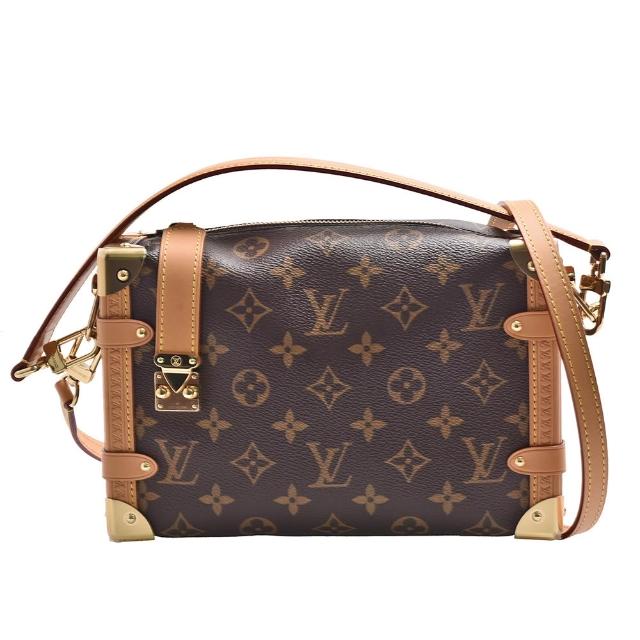 全新 LOUIS VUITTON 路易威登 M46358 Side Trunk 肩斜揹包，採用經典 Monogram 帆布與牛皮製成，咖啡色系設計，適合女性使用。拉鍊式開口，配有原廠防塵袋與可調節背帶，尺寸為長24cm、寬8cm、高15.5cm，提把長約38cm，背帶全長約112cm，輕便實用，法國製造，來自歐洲。