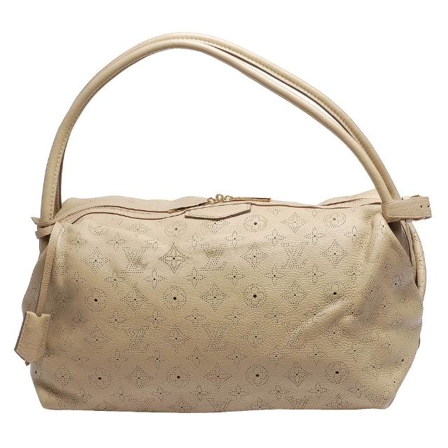 LV LOUIS VUITTON 路易威登 M93825 MAHINA 系列 Galatea MM 小牛皮打孔肩揹包，卡其色系設計，適合女性日常使用。外層為小牛皮，內層為麂皮，配備原廠防塵袋、吊鐘式鑰匙包與皮革釦環帶。尺寸為長42cm、寬22cm、高24cm，提把高度23cm，可放A4檔案，內設3個內袋，有底珠設計，為歐洲真品商品。