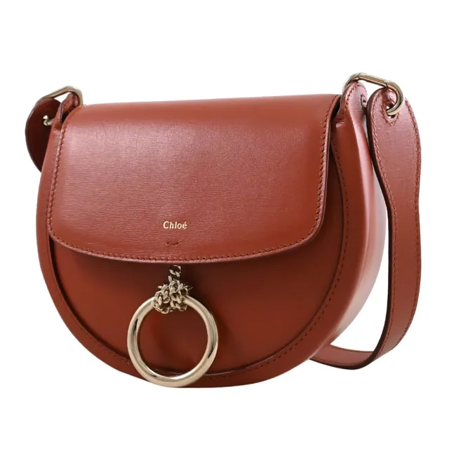 【Chloe’ 蔻依】Arlene 簡約燙金LOGO金屬圓環小牛皮馬鞍包斜背包(紅棕)