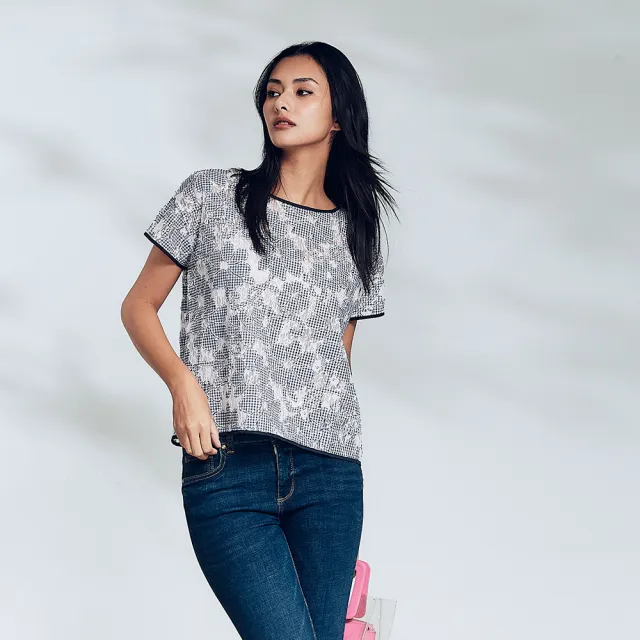 【ICHE 衣哲】Cop.Copine法式灰調香氛蕾網印花短袖造型上衣