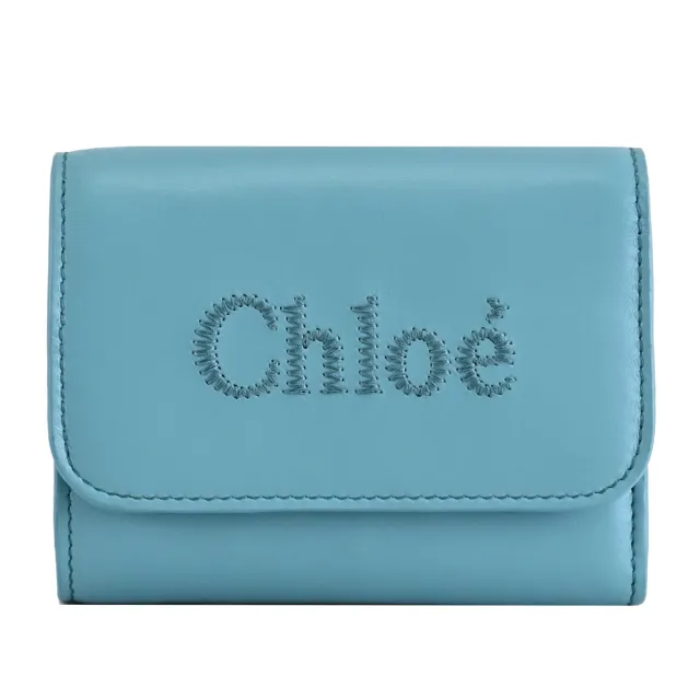 【Chloe’ 蔻依】SENSE 簡約電繡品牌LOGO小牛皮三折扣式零錢短夾(水藍)