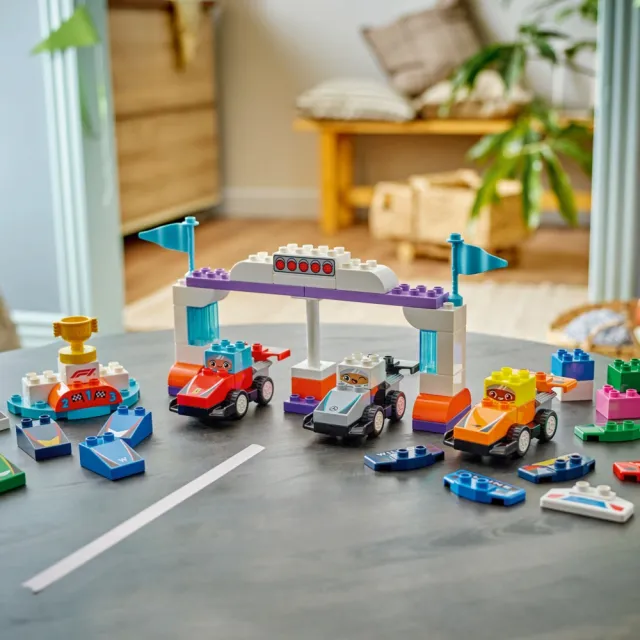 【LEGO 樂高】得寶系列 10445 F1車隊賽車和賽車手(交通工具 幼兒積木 兒童玩具 學習積木 禮物)