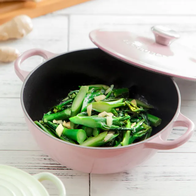 【Le Creuset】琺瑯鑄鐵鍋媽咪鍋 26cm(溫桲黃-鋼頭-內鍋黑)