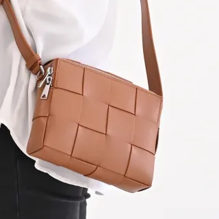 【BOTTEGA VENETA 寶緹嘉】Cassette 簡約經典手工大格編織羊皮方包斜背包(咖)