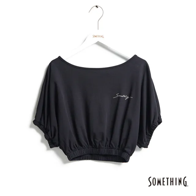 【SOMETHING】女裝 手繪LOGO印花鬆緊袖短版剪裁短袖T恤(黑色)