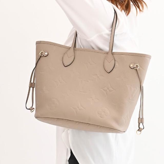 全新 LOUIS VUITTON 路易威登 M45686 NEVERFULL MM 灰色系經典押花牛皮肩揹包，採開放式開口設計，內附1個內袋，適合日常購物與通勤使用。來自歐洲專櫃，品質保證，附原廠防塵袋與專櫃購買證明影本。尺寸為長31cm、寬14cm、高28cm，提把高度21cm，輕便實用，女性適用。