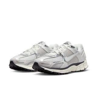 【NIKE 耐吉】休閒鞋 復古休閒鞋_女_Nike Zoom Vomero 5_銀灰(FD0884025)