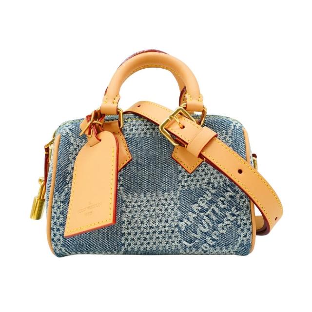 LV LOUIS VUITTON路易威登 N40682 Speedy 18 格紋牛仔布手提斜背二用包 這款 LV LOUIS VUITTON 路易威登 N40682 Speedy 18 格紋牛仔布手提斜背二用包為全新商品,專櫃購入,適合女性使用。包款以藍色系為主,外層採用帆布與牛皮材質,內層為紡織襯裡,提供舒適的使用體驗。商品附有防塵袋、盒子、鎖匙組、吊牌及影證,開口方式為拉鍊式,內部僅有內貼袋1,無其他夾層或內袋。尺寸為長18CM、寬10CM、高12CM,適合日常攜帶與搭配多種場合。請務必確認商品配件及來源後再下單,鑑賞期商品僅供鑑賞,封條拆除後恕不接受退換貨。