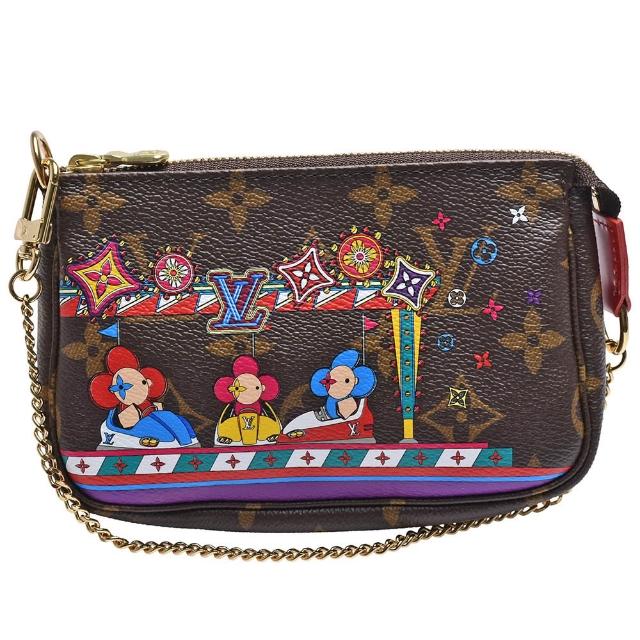 LV LOUIS VUITTON 路易威登 M69976 經典 MINI POCHETTE ACCESSOIRES 吉祥物遊樂場玩樂拉鍊迷你手提包，以咖啡色系牛皮與帆布製成，展現品牌經典設計風格。此款手提包為女性設計，採用拉鍊式開口，方便取用，並配有原廠防塵袋與包裝盒。尺寸為長15.5cm、寬3cm、高10.5cm，提把高度為0，背帶長度為28cm（不可調整）。適合日常搭配，輕巧實用，是收藏與日常使用的理想選擇。