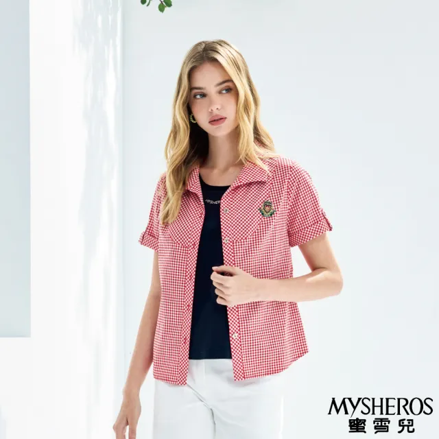 【MYSHEROS 蜜雪兒】高含棉造型襯衫 翻領排釦細格紋 徽章刺繡裝飾(紅)