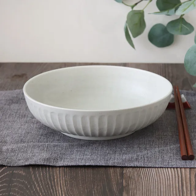 【Just Home】日本製霜釉條紋陶瓷8吋湯盤-霜白(可微波 900ml 盤 湯盤 深盤 碗盤 魚盤)