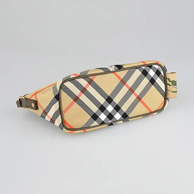 【BURBERRY 巴寶莉】BURBERRY 內燙印LOGO斜格紋棉織布搭小羊皮拉鍊肩背包(淺褐)