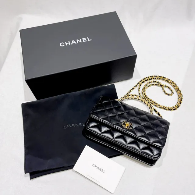 【CHANEL 香奈兒】24C 19WOC 頂部文字logo提把(黑-雙色鏈帶-金色logo)