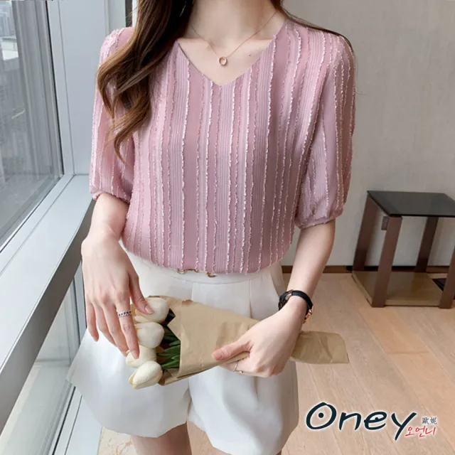 【ONEY 歐妮】★簡約氣質V領紋理雪紡上衣(女裝/舒適/百搭/OL/雪紡衫/通勤/日系)