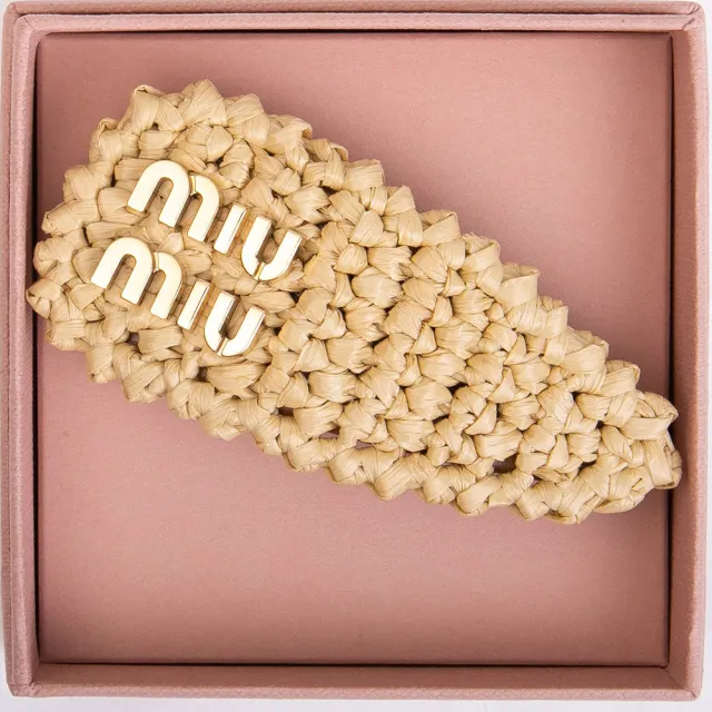 【MIU MIU】MIU MIU 金屬LOGO草編髮夾-福利品(米色)