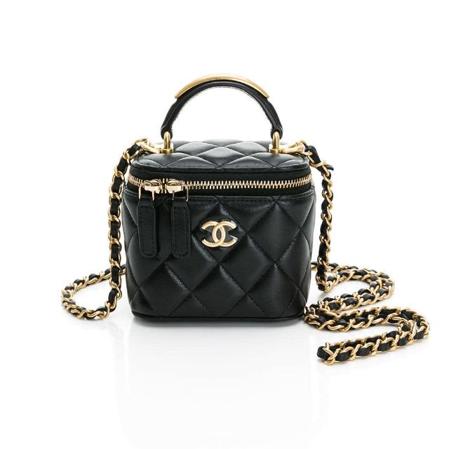 CHANEL香奈兒 化妝包 CHANEL香奈兒白色化妝包為專櫃級定妝產品,適用於臉部,適合各種膚質。尺寸約為20x20x7cm,為貨源,品質與原廠一致,無儲存期限,請詳見產品包裝標示。